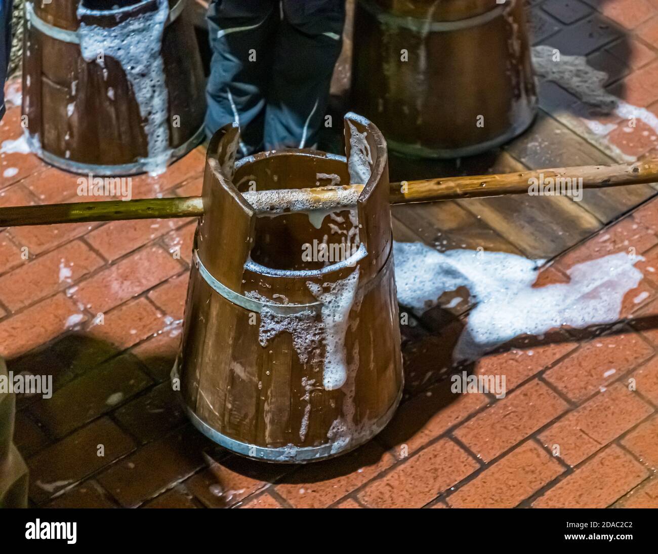 Traditionelle Zoigl Brauerei. Die Zoigl Original-Würze wird mit traditionellen Holzeimern in Falkenberg, Deutschland, lebhaft in den Tanker gefüllt Stockfoto