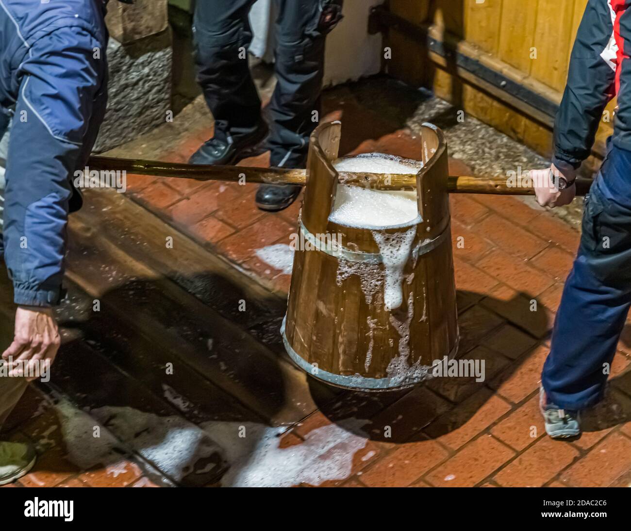 Traditionelle Zoigl Brauerei. Die Zoigl Original-Würze wird mit traditionellen Holzeimern in Falkenberg, Deutschland, lebhaft in den Tanker gefüllt Stockfoto