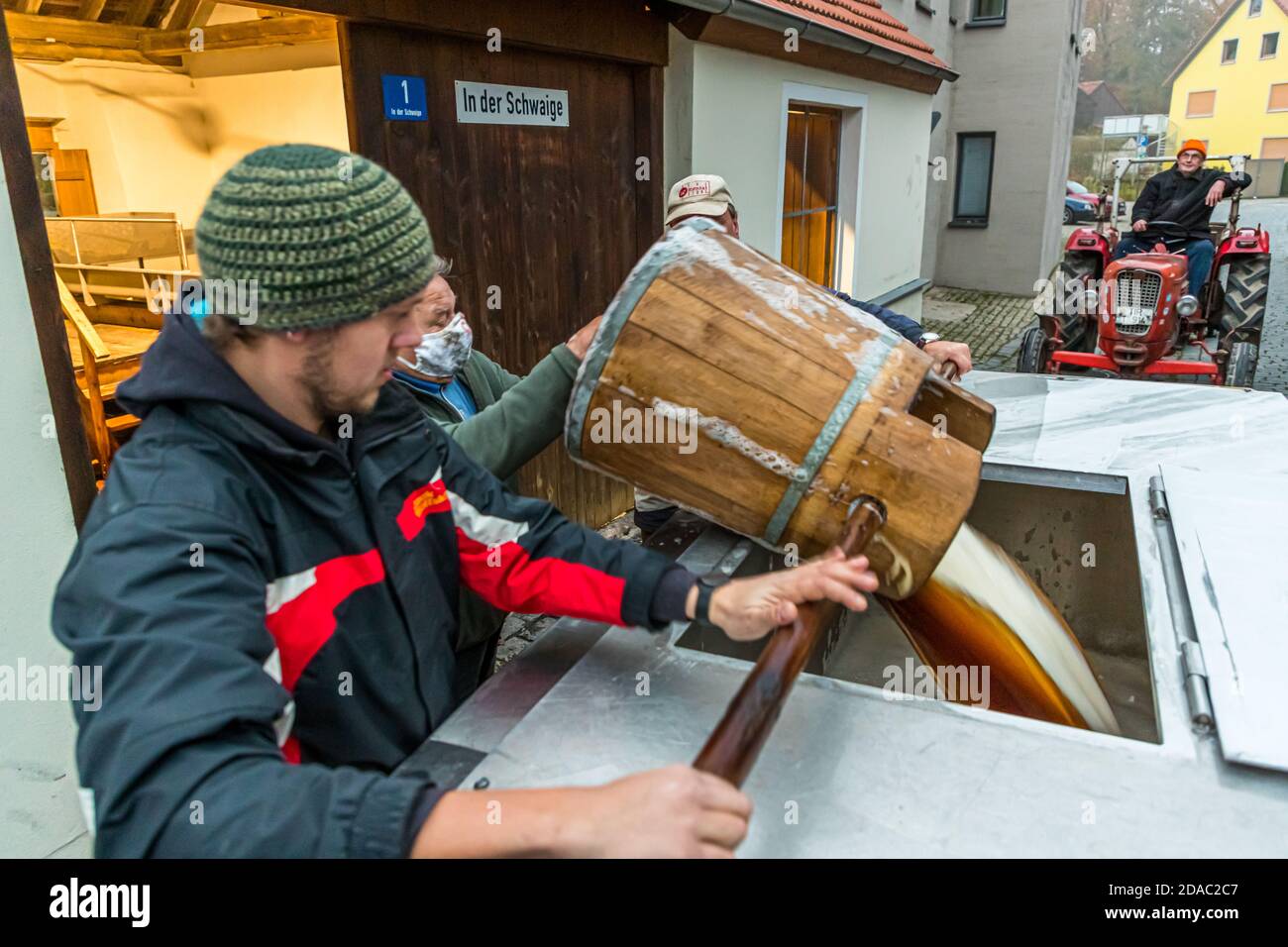 Traditionelle Zoigl Brauerei. Die Zoigl Original-Würze wird mit traditionellen Holzeimern in Falkenberg, Deutschland, lebhaft in den Tanker gefüllt Stockfoto