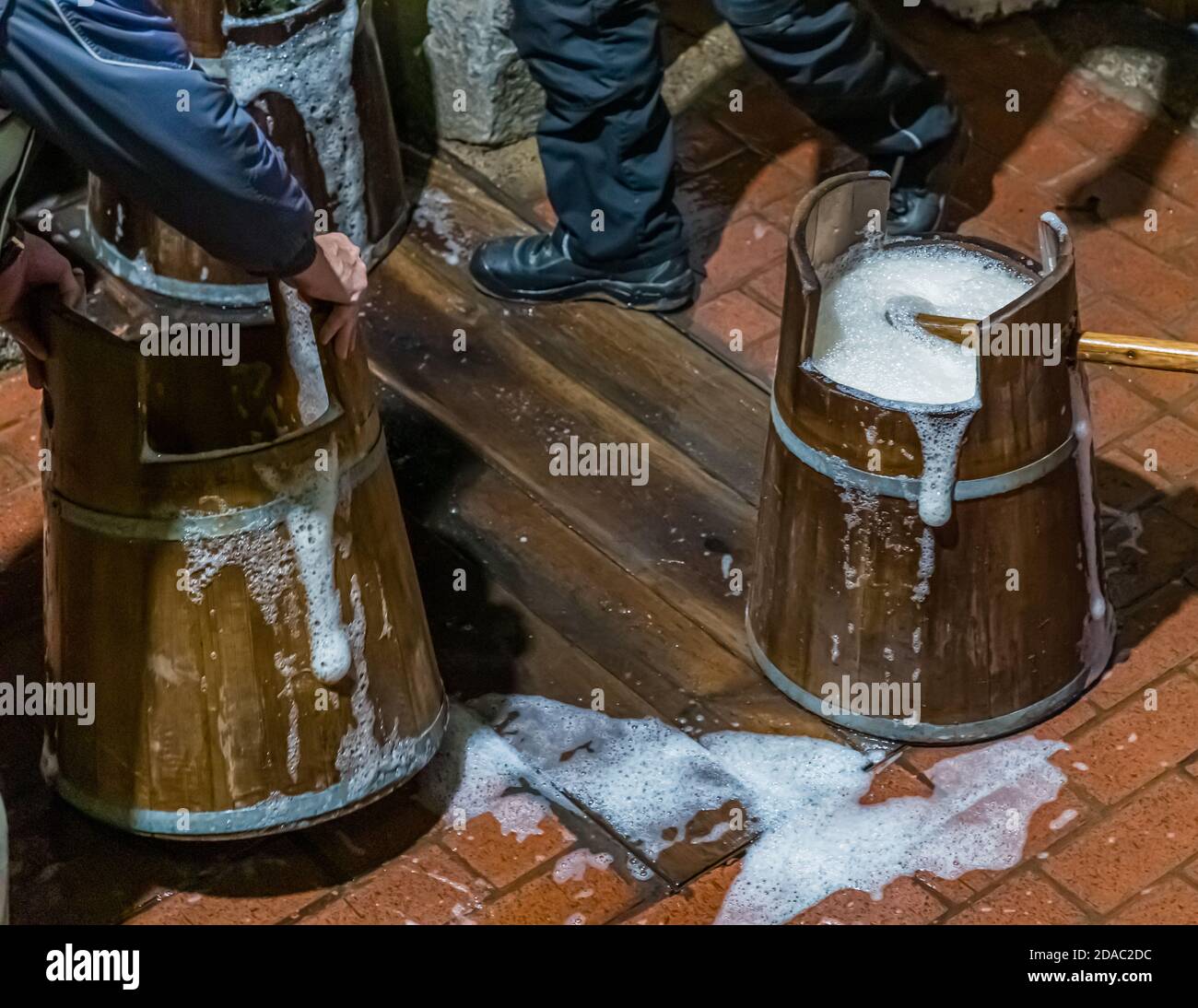 Traditionelle Zoigl Brauerei. Die Zoigl Original-Würze wird mit traditionellen Holzeimern in Falkenberg, Deutschland, lebhaft in den Tanker gefüllt Stockfoto