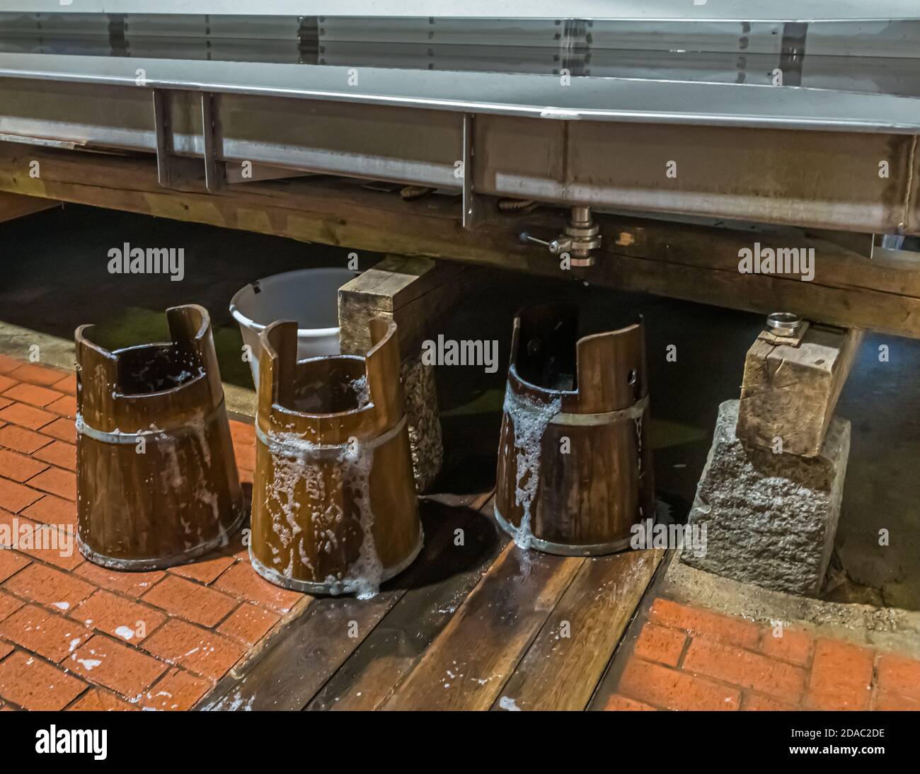 Traditionelle Zoigl Brauerei. Die Zoigl Original-Würze wird mit traditionellen Holzeimern in Falkenberg, Deutschland, lebhaft in den Tanker gefüllt Stockfoto