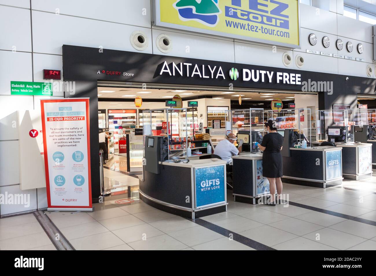 Antalya, Türkei-circa Okt, 2020: Duty Free Shop ist im Antalya International Airport. Ankunftshalle mit Geschäften und Gepäckwarteraum Stockfoto