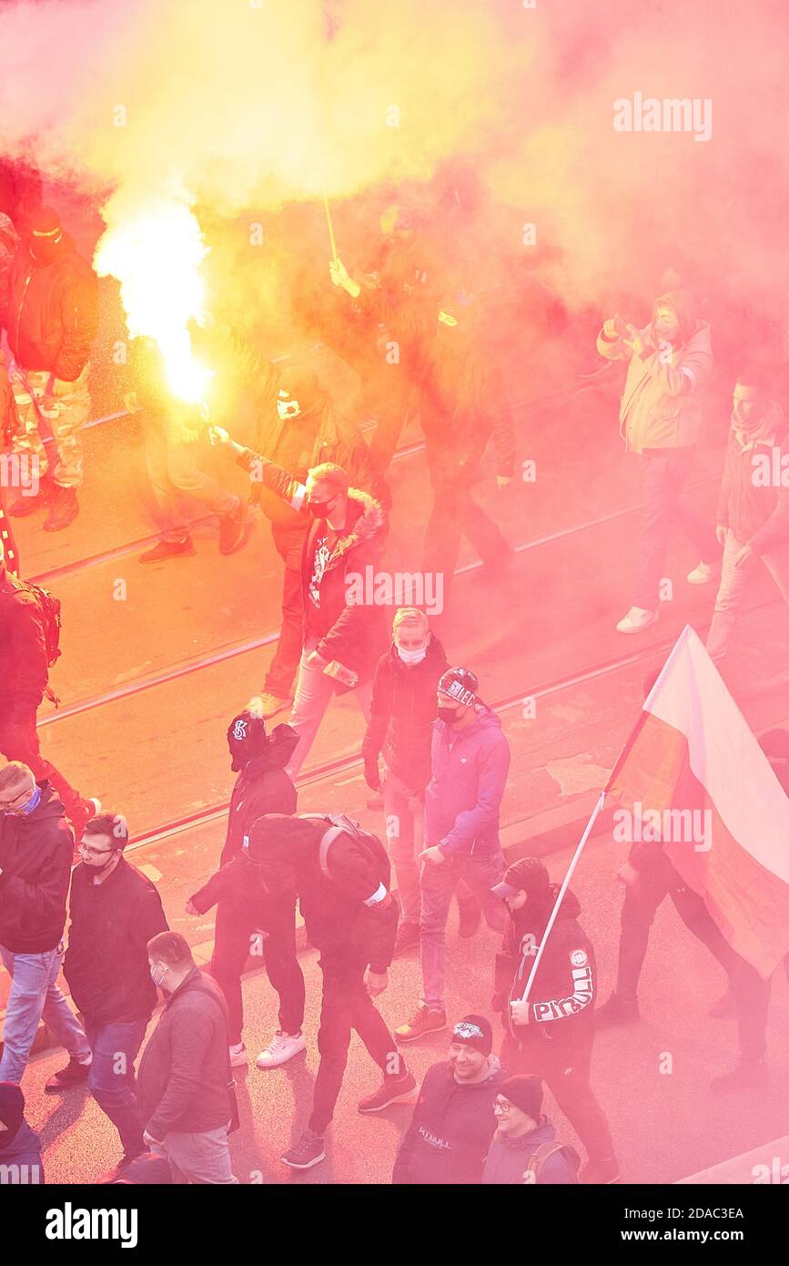 Warschau, Masowien, Polen. November 2020. Illegale Unabhängigkeit März Warsaw.in das Bild: Kredit: Hubert Mathis/ZUMA Wire/Alamy Live News Stockfoto