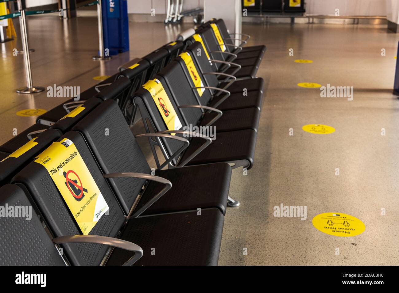 Aufgrund der Einschränkungen von Covid 19 und der sozialen Distanzierungsbestimmungen an einem Abflugsteig im Terminal 1, Dublin, können nicht verfügbare Poster im Wartebereich angebracht werden Stockfoto