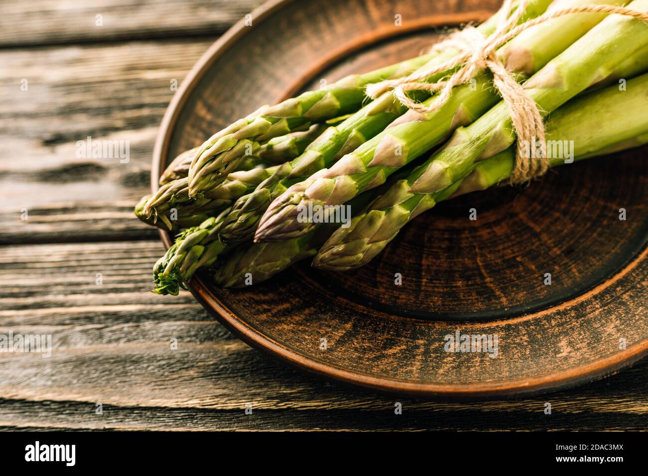 Frischer grüner Spargel auf Holz- Hintergrund Stockfoto