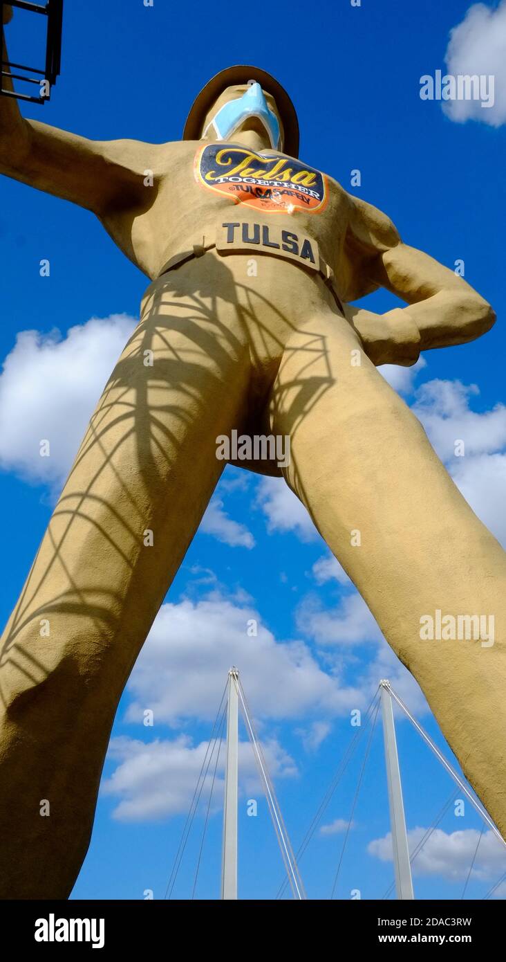 Der Golden Driller ist eine 75 Meter hohe, 43,500 Pfund schwere Statue eines Ölarbeiters in Tulsa, Oklahoma. Es wurde aus einem Stahlrahmen gebaut. 6. Größte Statue in den USA Stockfoto