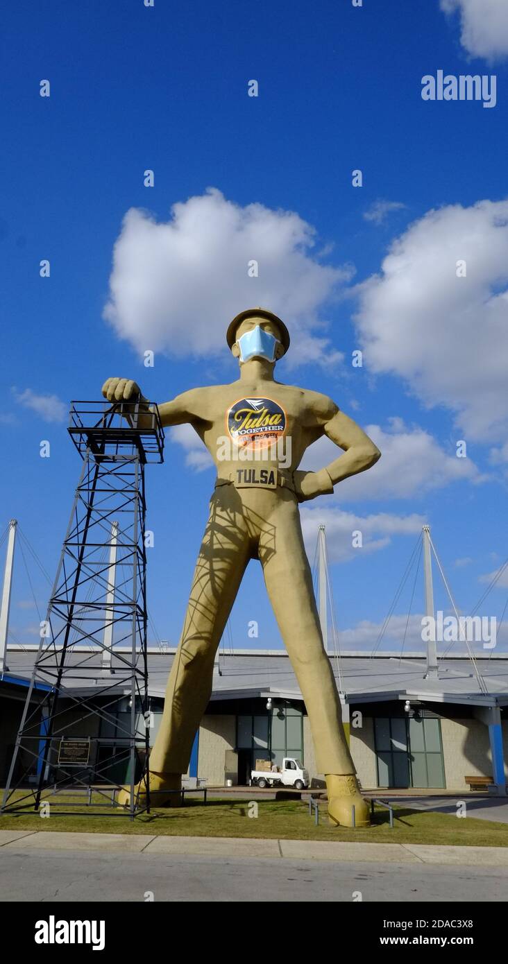 Der Golden Driller ist eine 75 Meter hohe, 43,500 Pfund schwere Statue eines Ölarbeiters in Tulsa, Oklahoma. Es wurde aus einem Stahlrahmen gebaut. 6. Größte Statue in den USA Stockfoto