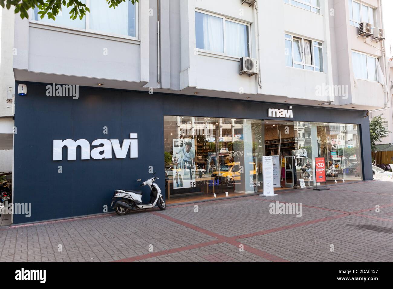 Der Mavi Shop befindet sich im Zentrum von Alanya. Es ist eine türkische  Marke von Denim und Jeans-Wear mit Sitz in Istanbul. Alanya, Türkei  Stockfotografie - Alamy