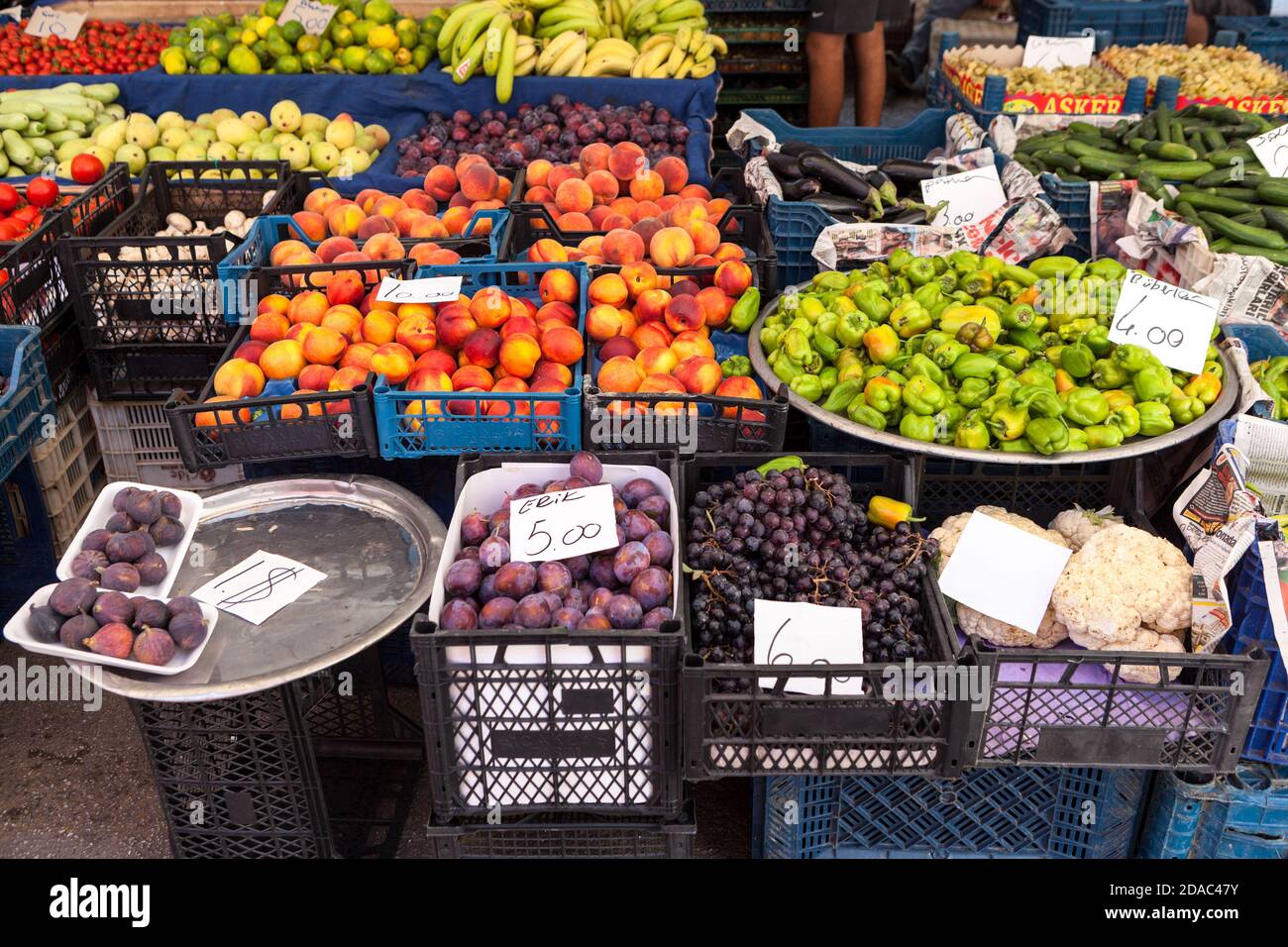 Auf dem Bauernmarkt in der Stadt stehen viele verschiedene Obst- und Gemüsesorten auf dem Tresen. Saisonales Sortiment ist im großen Basar erhältlich. Alanya, Türkei Stockfoto