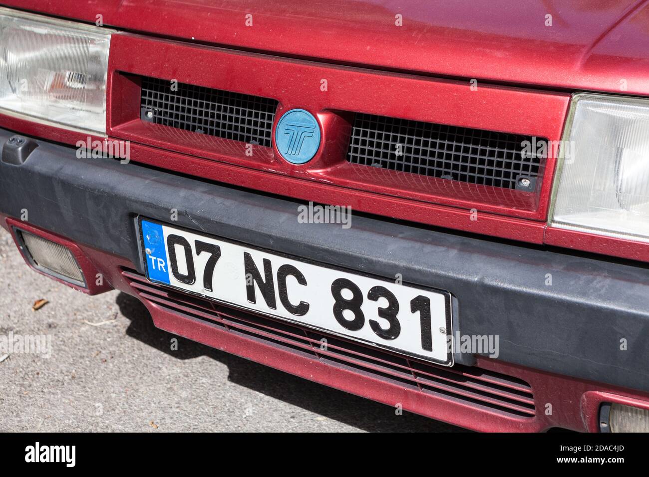 Türkische Kfz-Kennzeichen sind auf der Vorderseite des Autos. Die Platten verwenden ein indirektes Nummerierungssystem, das mit den geografischen Informationen verknüpft ist. Alanya, Türkei Stockfoto