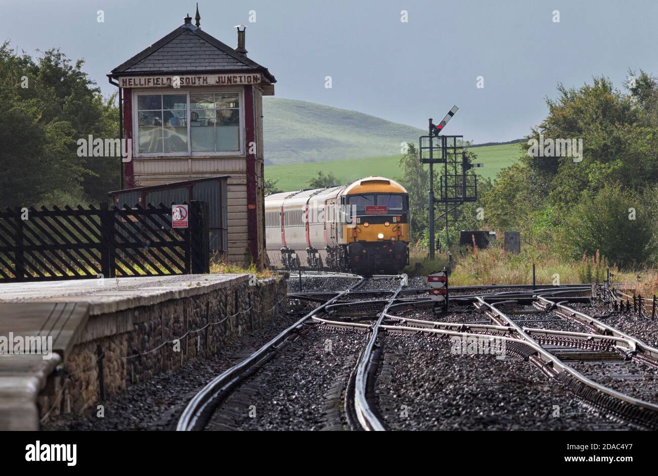 Erhaltene Lokomotive der Baureihe 47 47712, vorbei an der midland-Eisenbahnlinie Box in Hellifield mit einem Staycation Express Charterzug Stockfoto