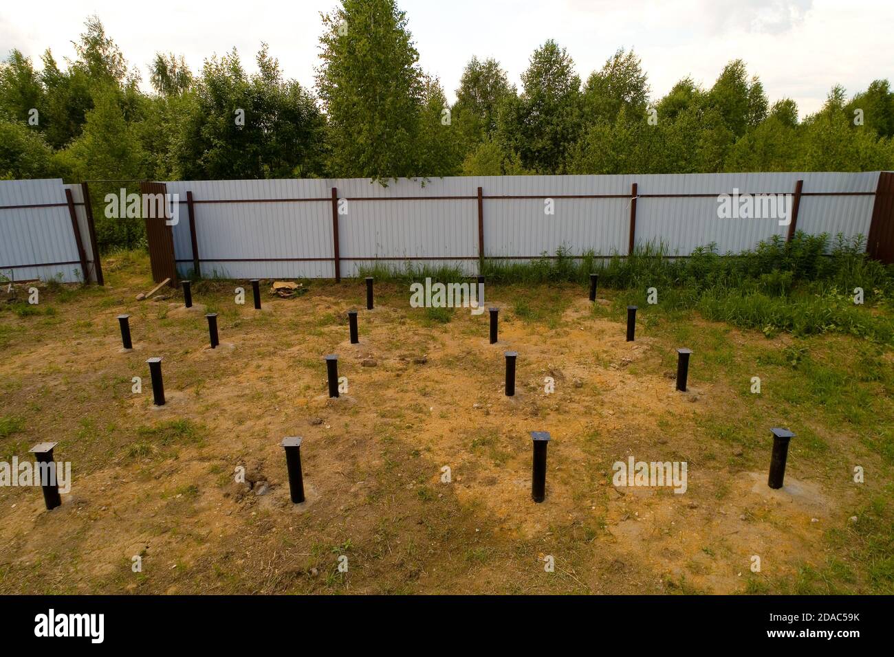 Pfahlschraubenfundament für ein Haus auf einem Vorstadtgebiet. Luftaufnahmen. Stockfoto