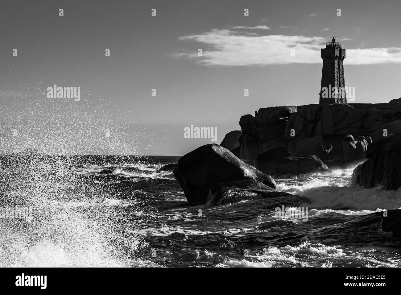 Der rosafarbene Granitturm von Ploumanac'h (Bretagne, Frankreich) steht inmitten der chaotischen Felsformationen, die durch die Erosion des abgekühlten Mades gebildet werden Stockfoto