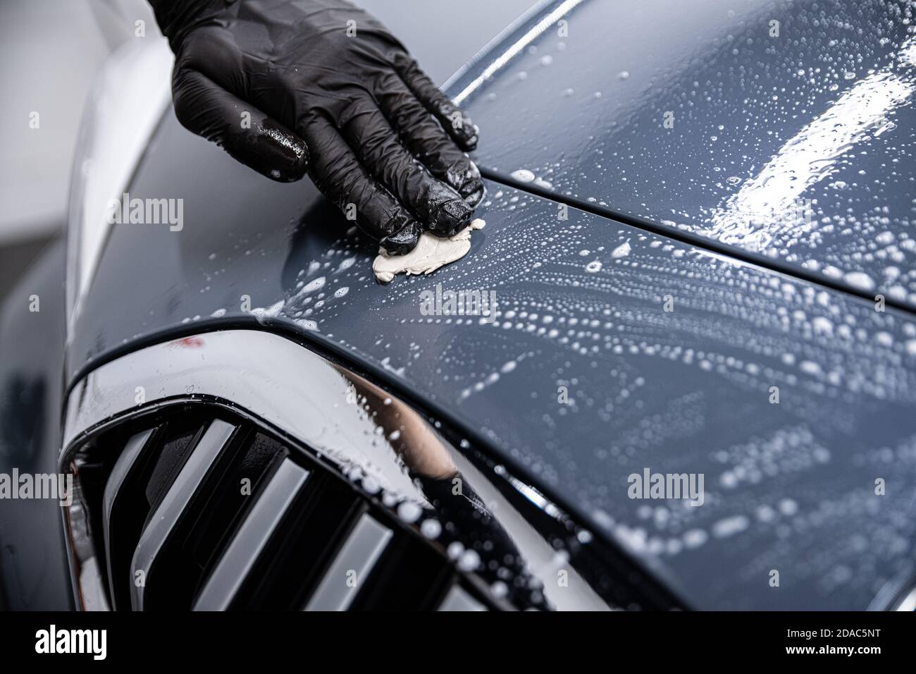 Mann Auto waschen Arbeiter Reinigung Auto Lack mit Auto Ton Stockfotografie  - Alamy