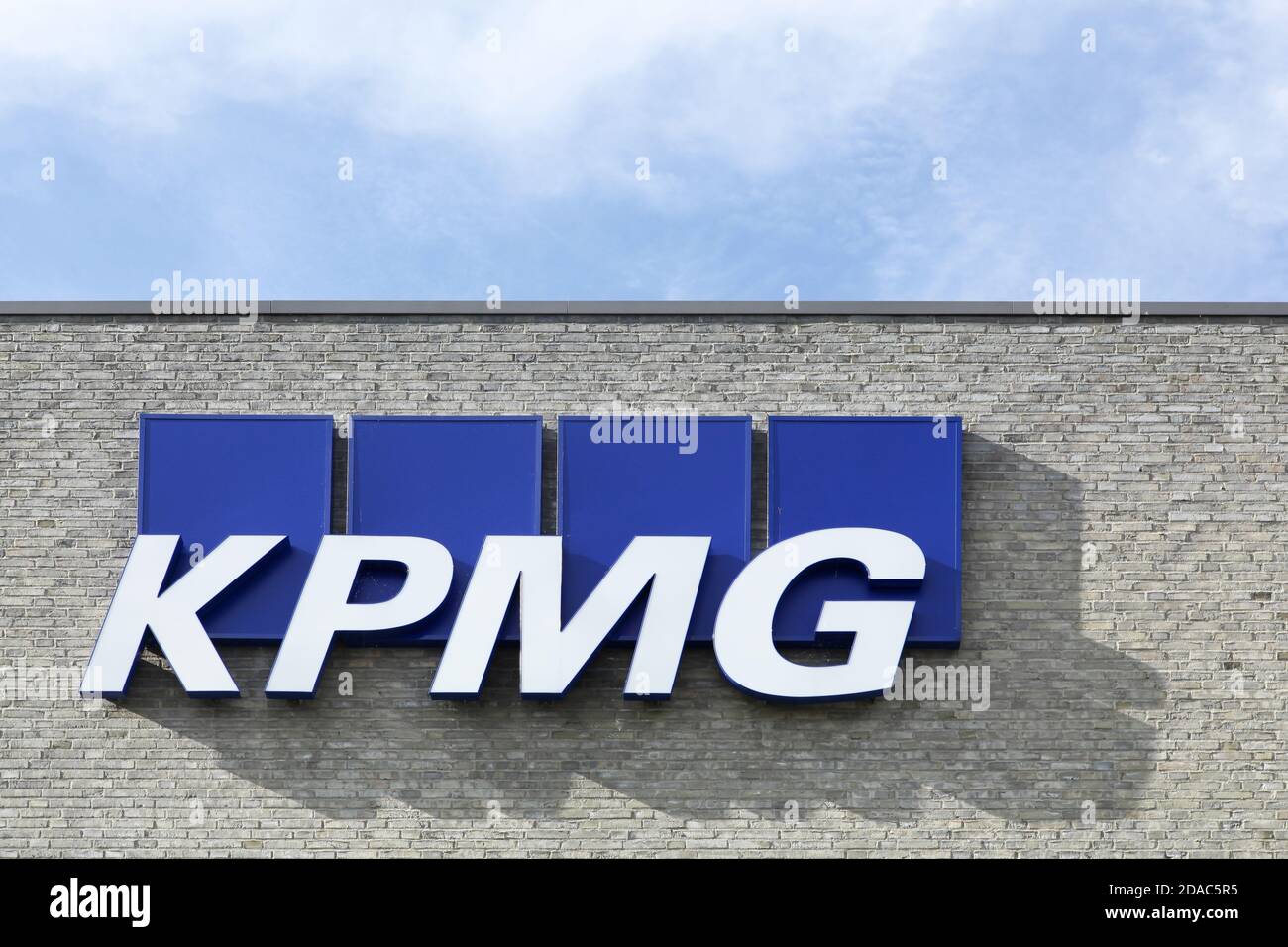 Aarhus, Dänemark - 8. August 2015: KPMG-Logo auf einer Fassade. KPMG ist eines der größten Dienstleistungsunternehmen der Welt Stockfoto