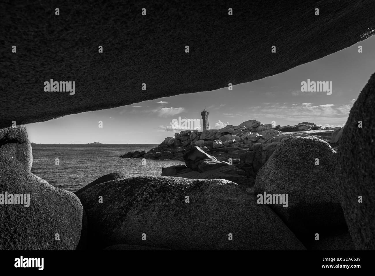Der rosafarbene Granitturm von Ploumanac'h (Bretagne, Frankreich) steht inmitten der chaotischen Felsformationen, die durch die Erosion des abgekühlten Mades gebildet werden Stockfoto
