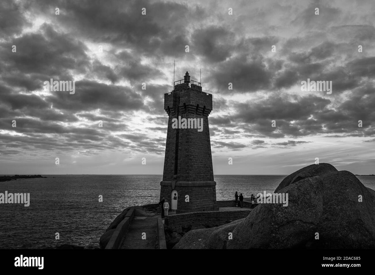 Der rosafarbene Granitturm von Ploumanac'h (Bretagne, Frankreich) steht inmitten der chaotischen Felsformationen, die durch die Erosion des abgekühlten Mades gebildet werden Stockfoto