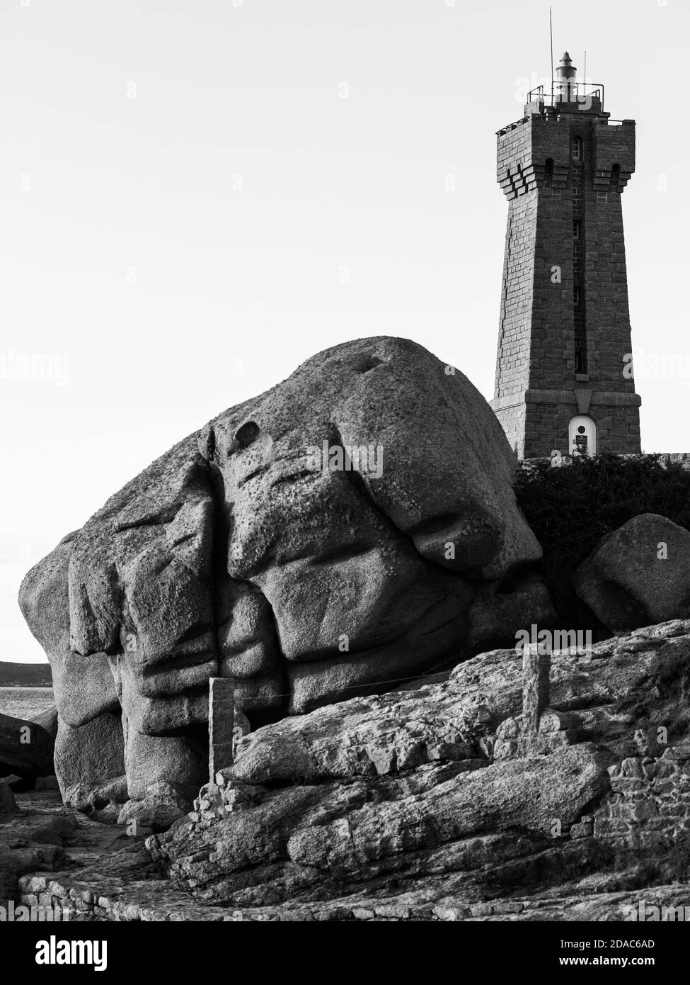 Der rosafarbene Granitturm von Ploumanac'h (Bretagne, Frankreich) steht inmitten der chaotischen Felsformationen, die durch die Erosion des abgekühlten Mades gebildet werden Stockfoto