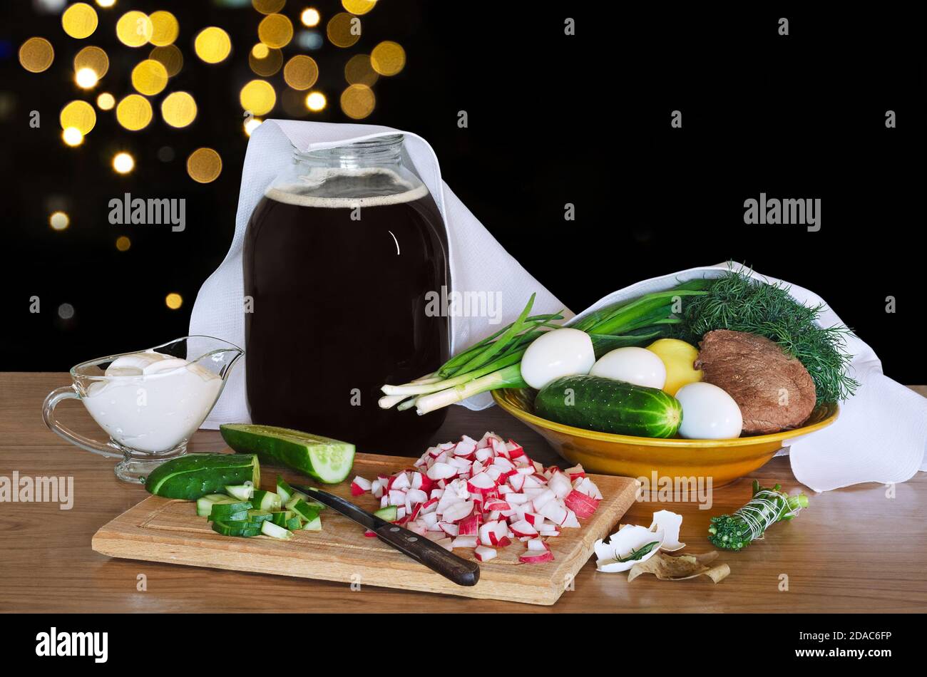 Zutaten für Okroshka auf dem Tisch. Traditionelle russische Sommersuppe Stockfoto