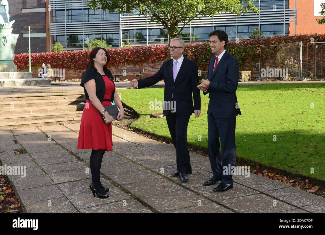Ed Miliband britischen Labour-Partei Politiker besucht Dudley College mit Dudley Süden Kandidat Natasha Millward und Ian Austin MP Stockfoto