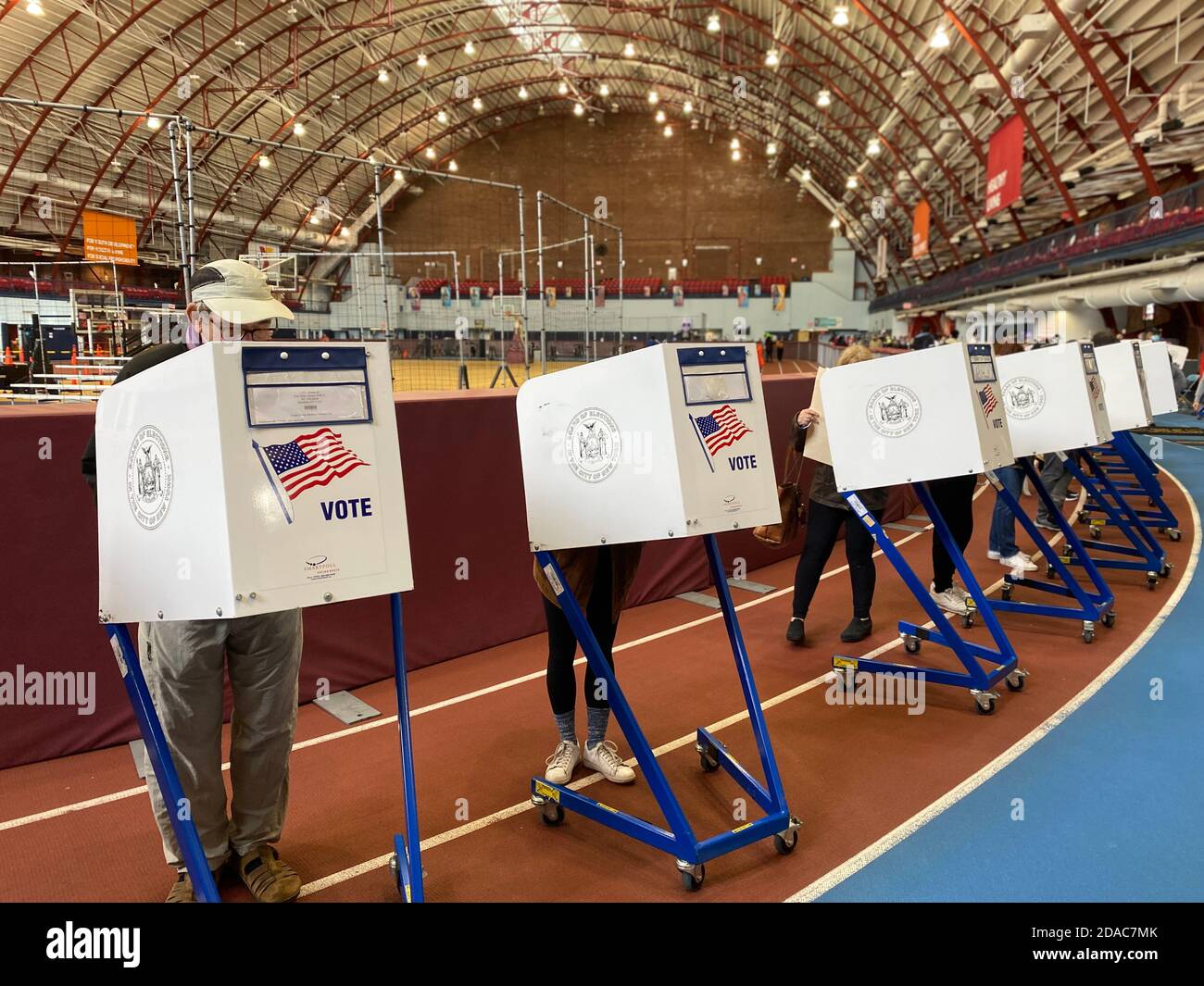 Wahlplatz in einer Turnhalle für die Präsidentschaftswahl 2020 in der Park Slope Nachbarschaft, Brooklyn, New York. Stockfoto