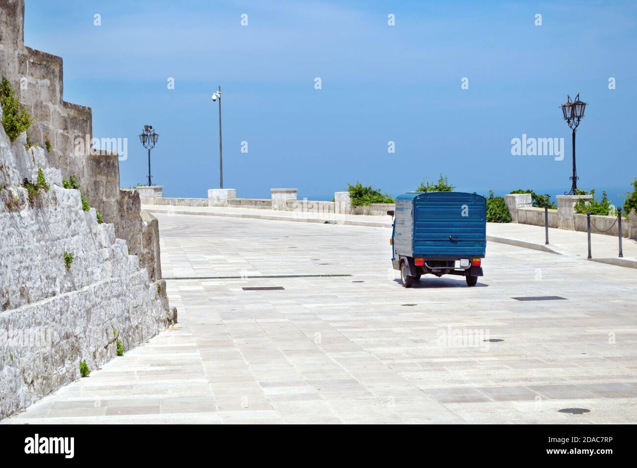 Dreirädrige italienische Autofahrten in der Altstadt von Ostuni Stockfoto