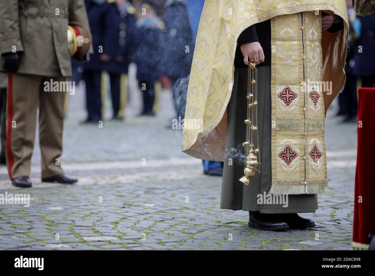 Bukarest, Rumänien - 11. November 2020: Der rumänische Armeepriester (christlich-orthodox) hält während einer öffentlichen Zeremonie Gottesdienst. Stockfoto