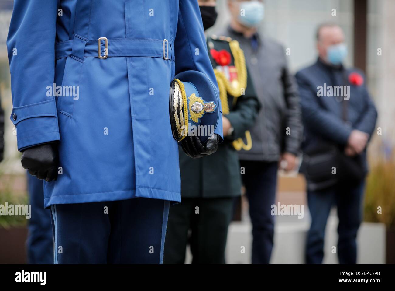 Bukarest, Rumänien - 11. November 2020: Details eines rumänischen Armeeoffiziers, der während eines stillen Gebets seine Dienstmütze hält. Stockfoto