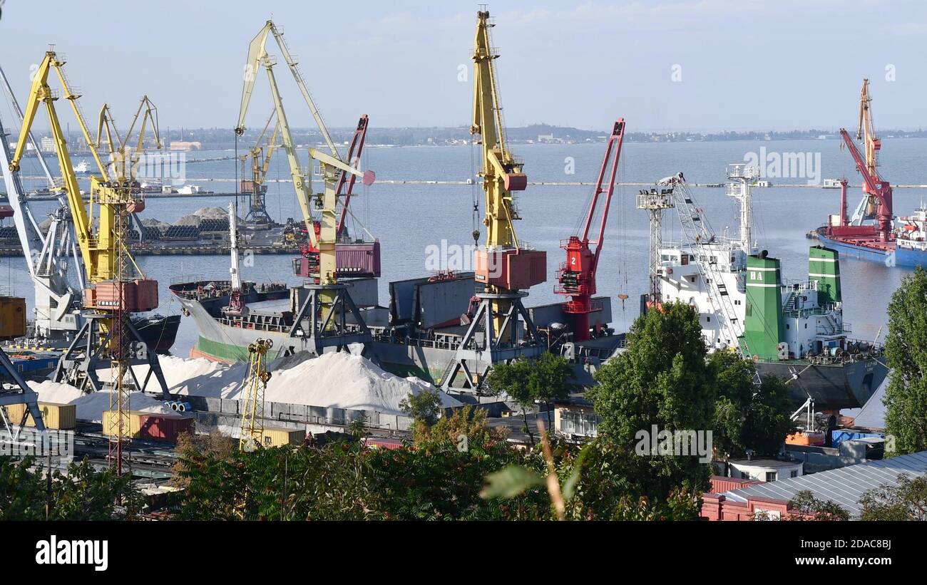 Bulk-Carrier-Schiff unter Ladung von Klinker Ladung Verladung durch Landkrane mit Greifern. Bulk-Cargo-Terminal des Seehafens. Logistik Industrie Backgroun Stockfoto