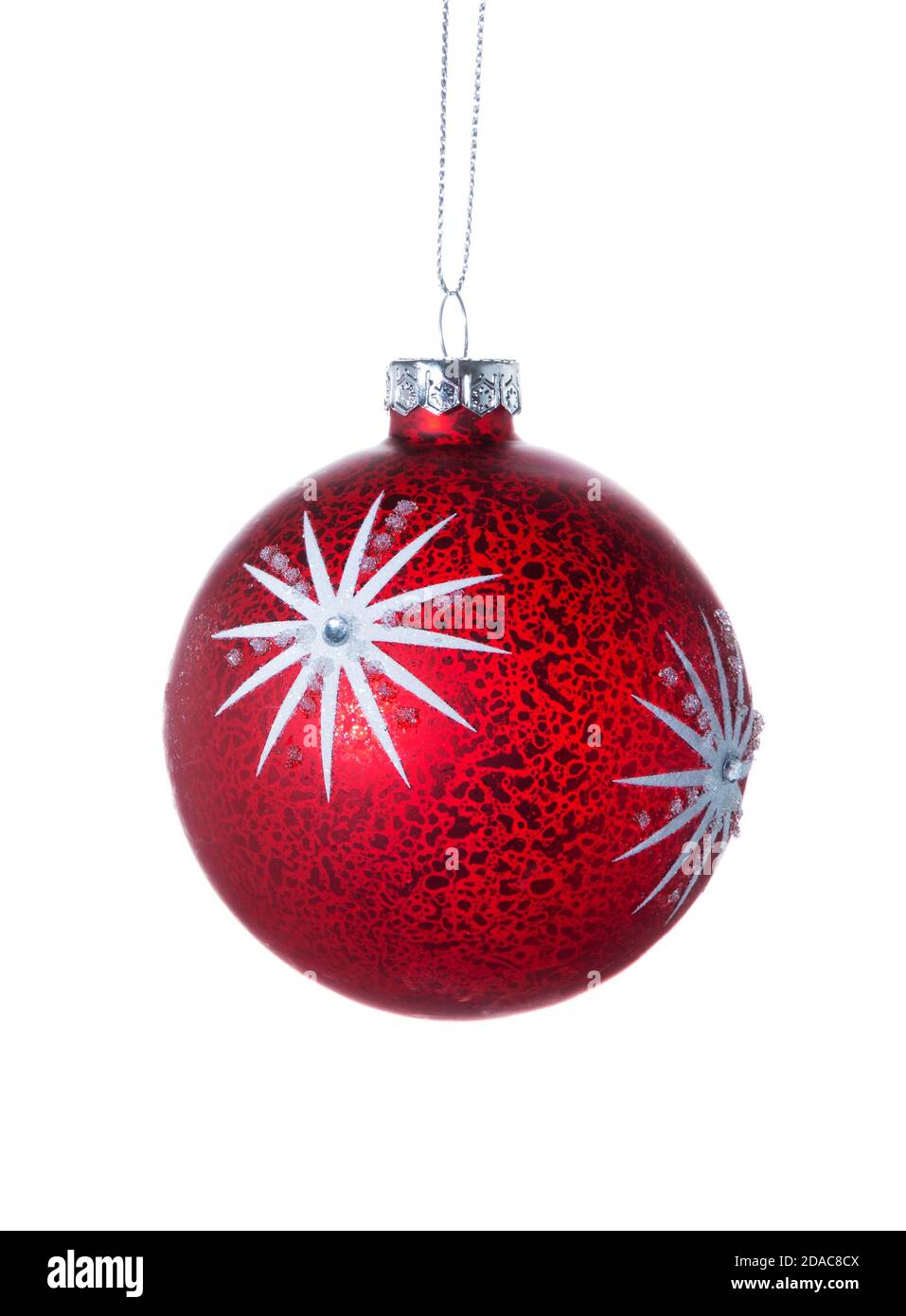 Rote weihnachtskugel hängt isoliert auf weißem Hintergrund. Weihnachten Glaskugel. Vorlage für Weihnachtsdekoration. Stockfoto
