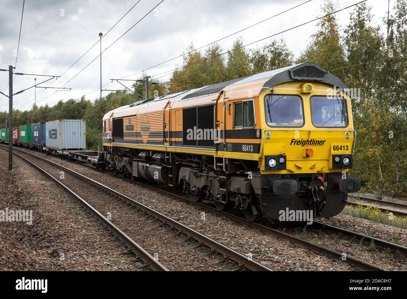 DONCASTER, GROSSBRITANNIEN - 15. OKTOBER 2020. Eine Freightliner-Lokomotive der Klasse 66 und der Intermodal Shipping Containerfrachtzug, der Frachtkisten zu britischen Häfen transportiert Stockfoto