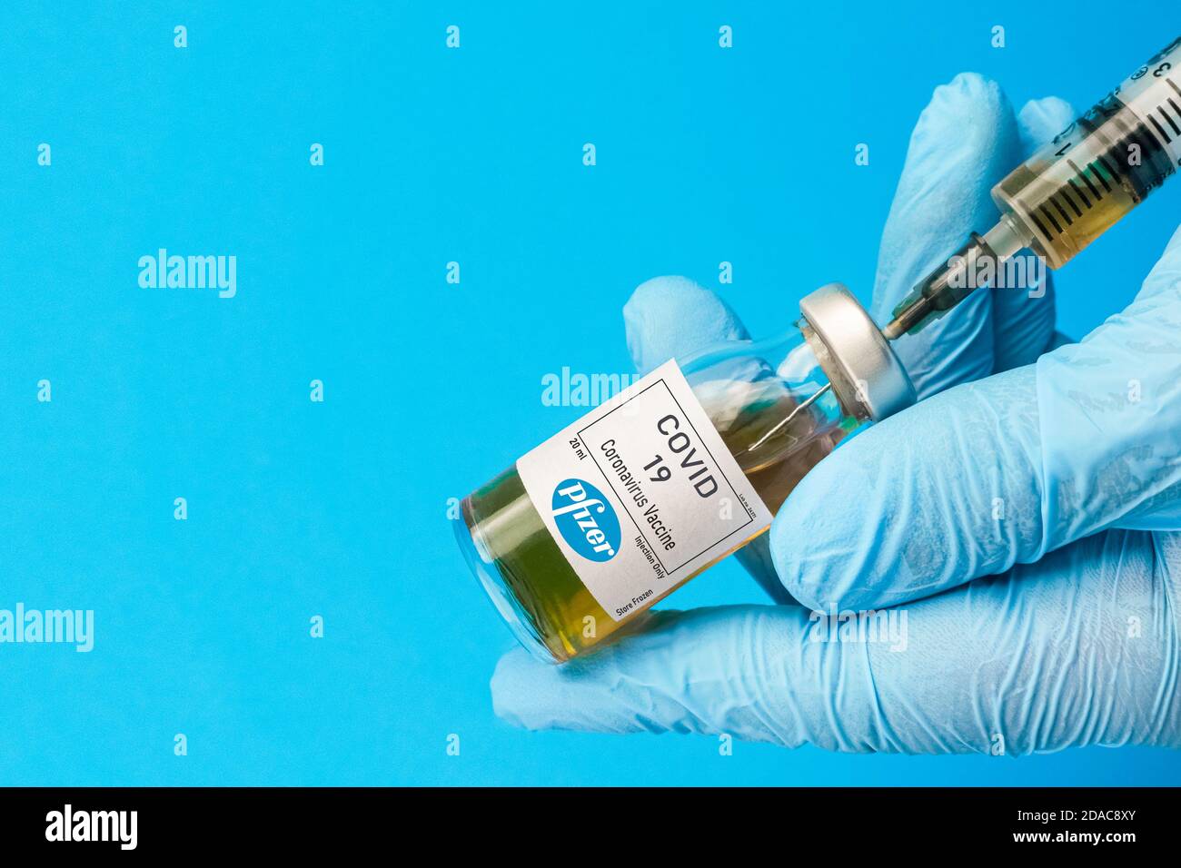 Izmir, Türkei / August 11 2020: Coronavirus-Impfstoff-Konzept und Hintergrund. Neuer Impfstoff pfizer und biontech isoliert auf blauem Hintergrund. Covid-19 Stockfoto