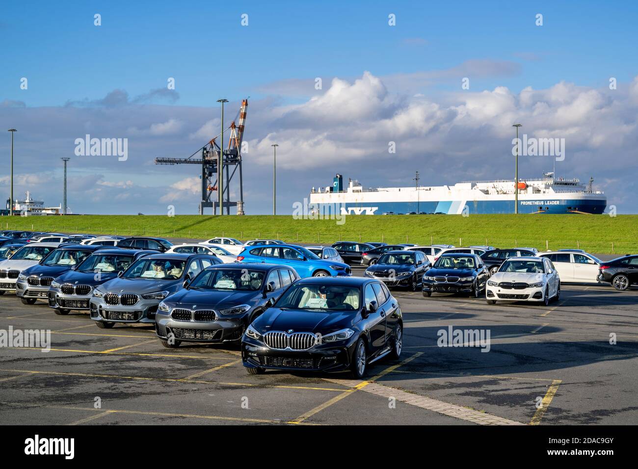 Neue BMW Autos für den Export am Seehafenterminal in Cuxhaven, Deutschland Stockfoto