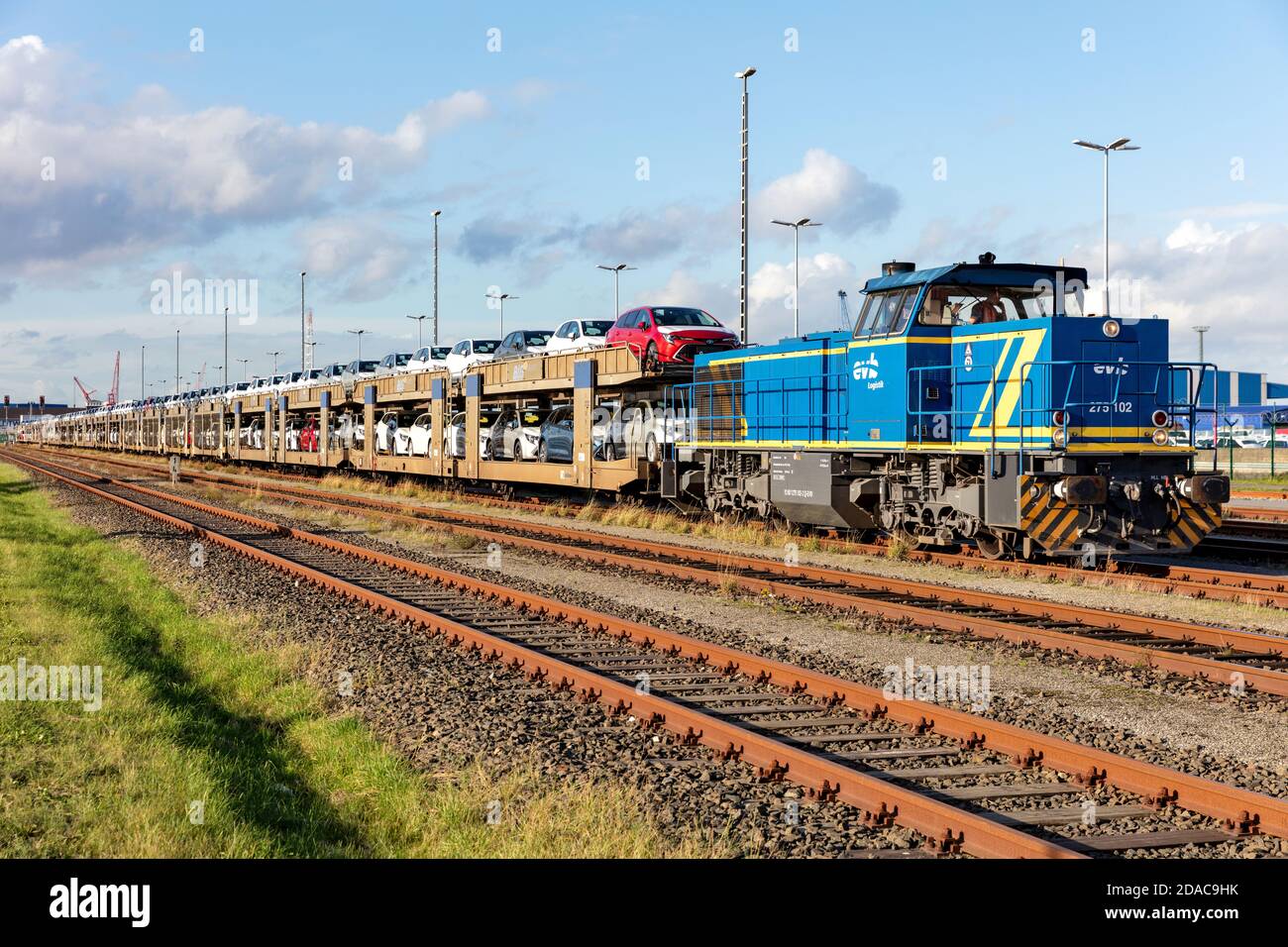 Güterzug mit Evb Logistik diesel-hydraulischen MaK/Vossloh G 1206 Lokomotive. Stockfoto