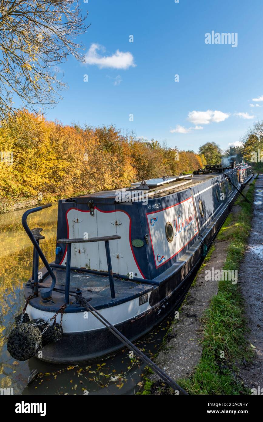 Schmale Boote auf dem Grand Union Kanal in Braunston in der Nähe von daventry northamptonshire, großbritannien Stockfoto