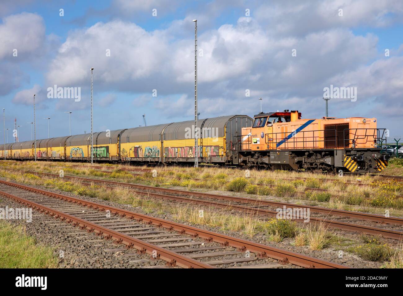 Güterzug mit northrail Diesel hydraulische MAK / Vossloh G1206 Lokomotive. Stockfoto