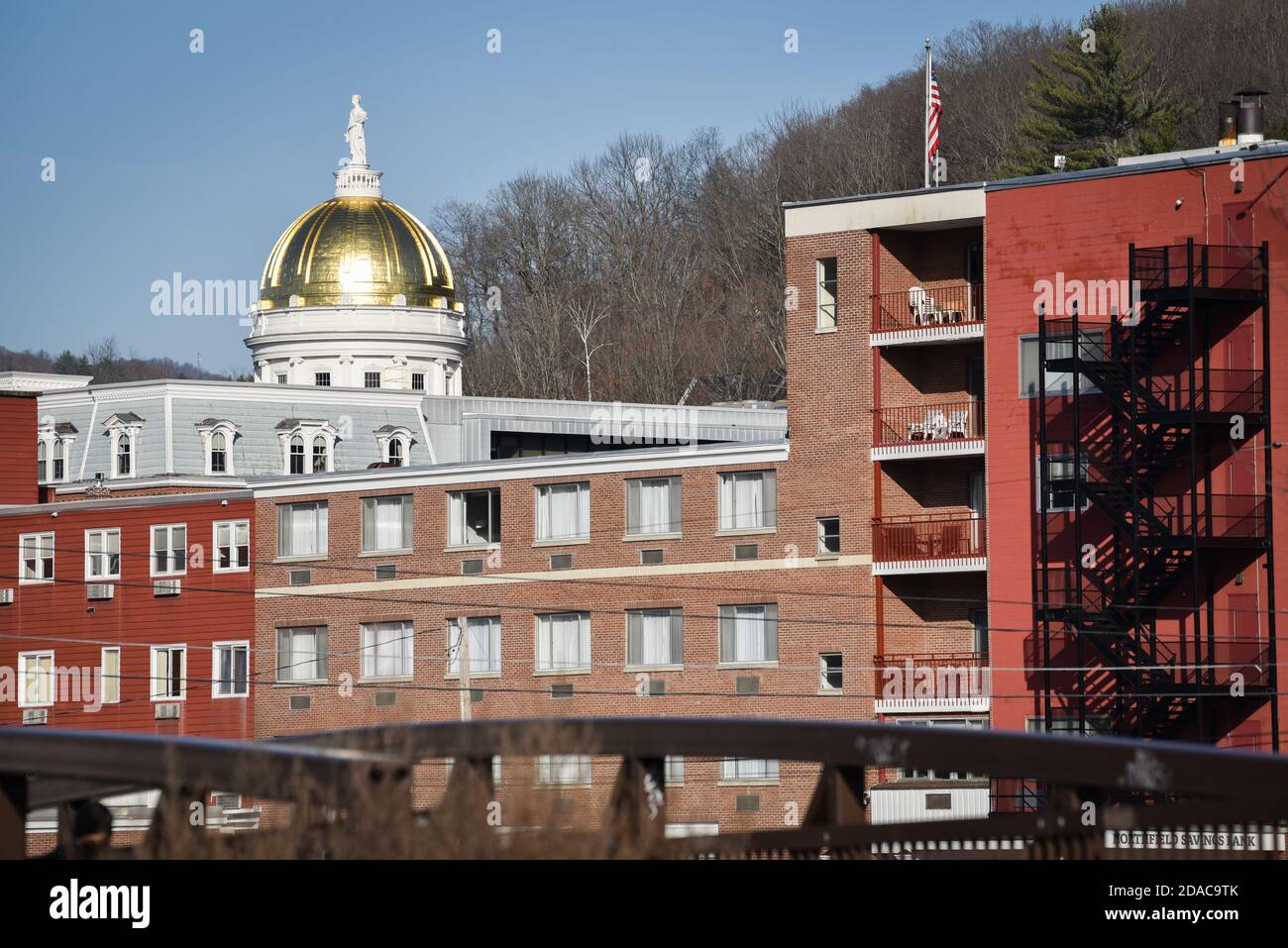 Vermont State House Dome, von hinter dem Capital Plaza Hotel aus gesehen. Stockfoto