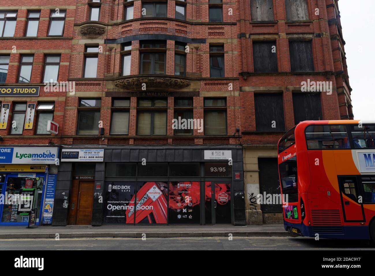 Die ehemalige Umbrella Factory auf Shudehill. Eine Straße in der ehemaligen Smithfield Market Gegend von Manchester. Jetzt Heimat für ein Tattoo-Studio, Geschäfte und Wohnungen. Stockfoto