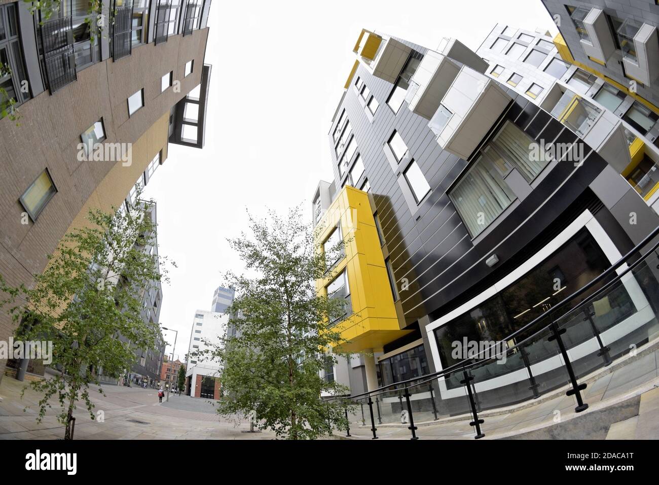 Manchester Stadtbild mit dem CIS Tower Gebäude, das Crowne Plaza und Holiday Inn Express Hotels und der PORTER + cole Bar/Cafe. Stockfoto