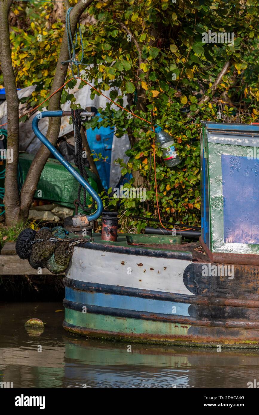 Ein altes, rostig traditionelles, schmales Boot auf dem Grand Union Canal in Braunston in northamptonshire. Stockfoto