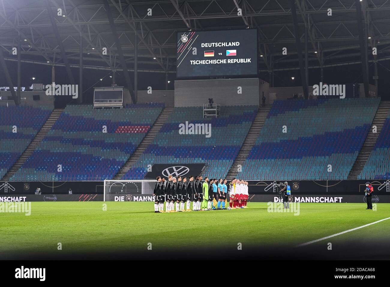 Leipzig, Deutschland. November 2020. Vor dem Spiel stehen die Nationalhymnen an. GES/Fußball/Testspiel: Deutschland - Tschechische Republik, 11/11/2020 Fußball/Fußball: Testspiel: Deutschland gegen Tschechische Republik, Leipzig, 11. November 2020 Quelle: dpa/Alamy Live News Stockfoto