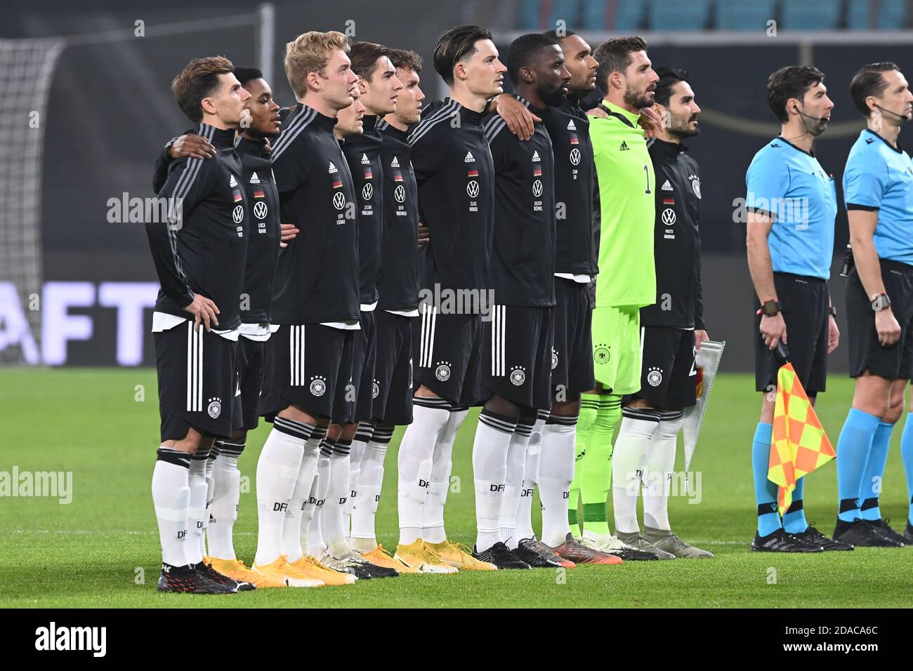 Leipzig, Deutschland. November 2020. Vor dem Spiel stehen die Nationalhymnen an. GES/Fußball/Testspiel: Deutschland - Tschechische Republik, 11/11/2020 Fußball/Fußball: Testspiel: Deutschland gegen Tschechische Republik, Leipzig, 11. November 2020 Quelle: dpa/Alamy Live News Stockfoto