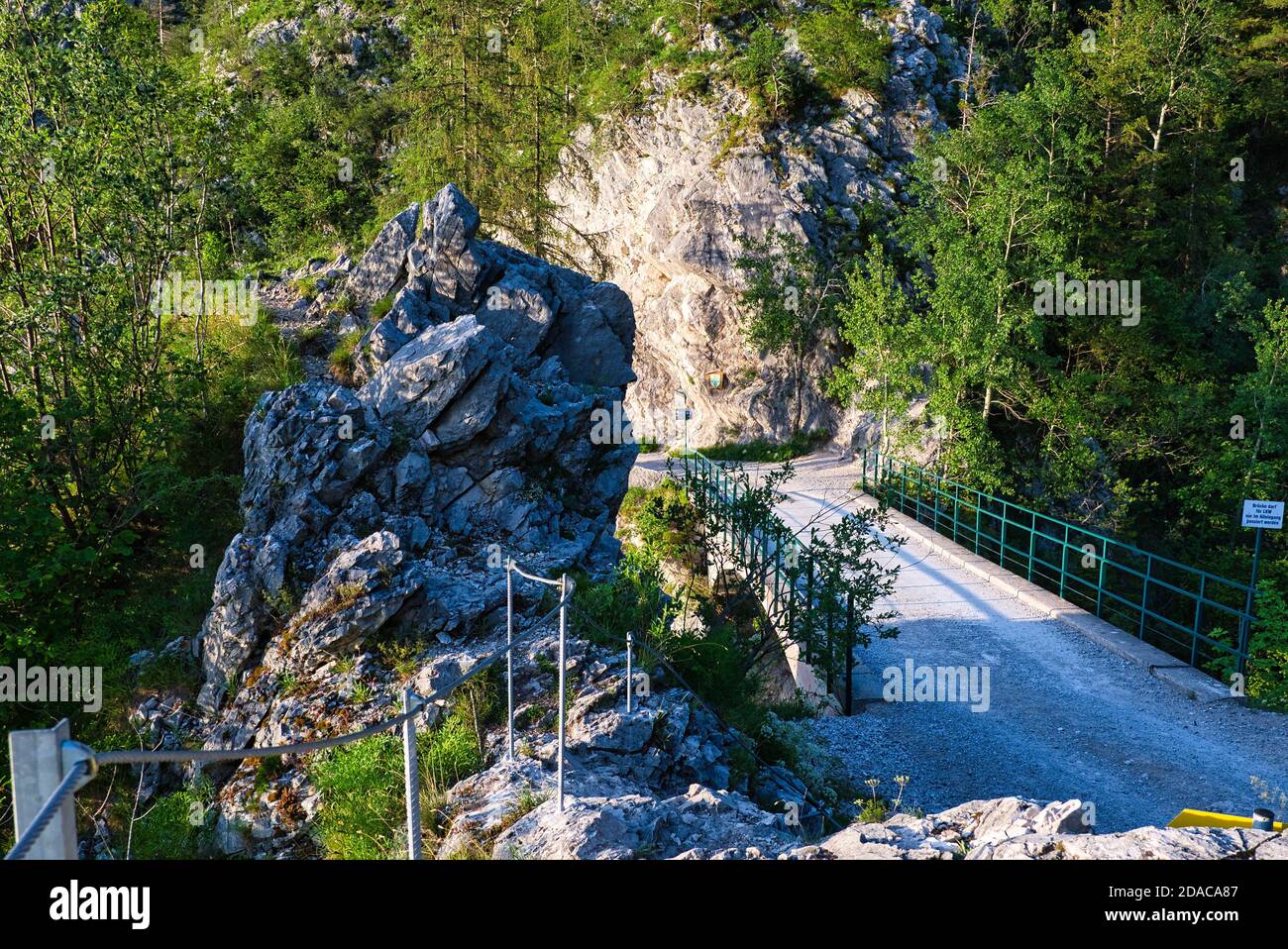 Der Miesweg ist ein alpiner Wanderweg im Osten Ufer des Traunsees Stockfoto