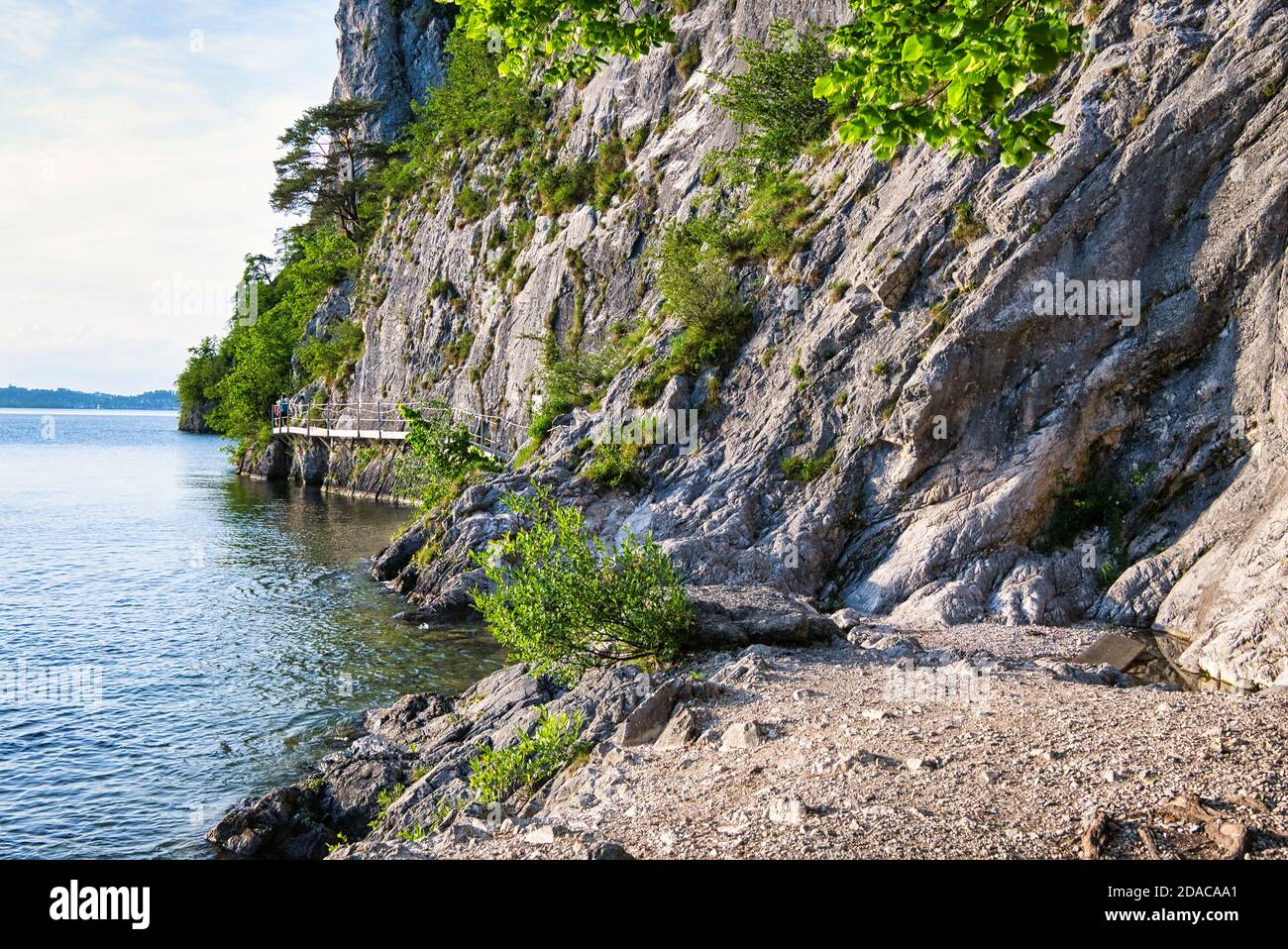 Der Miesweg ist ein alpiner Wanderweg im Osten Ufer des Traunsees Stockfoto