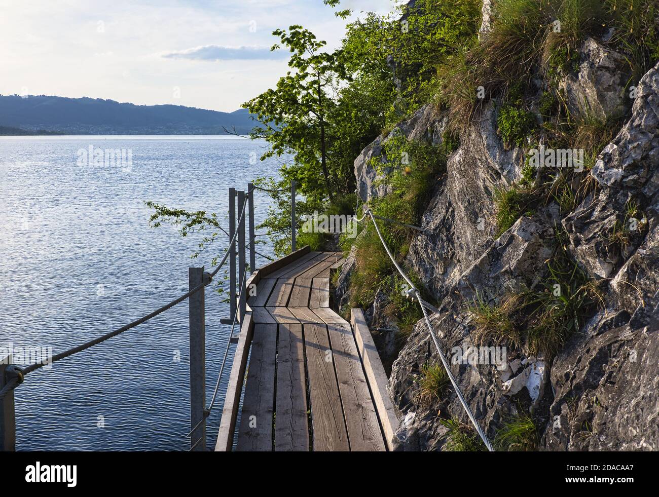 Der Miesweg ist ein alpiner Wanderweg im Osten Ufer des Traunsees Stockfoto