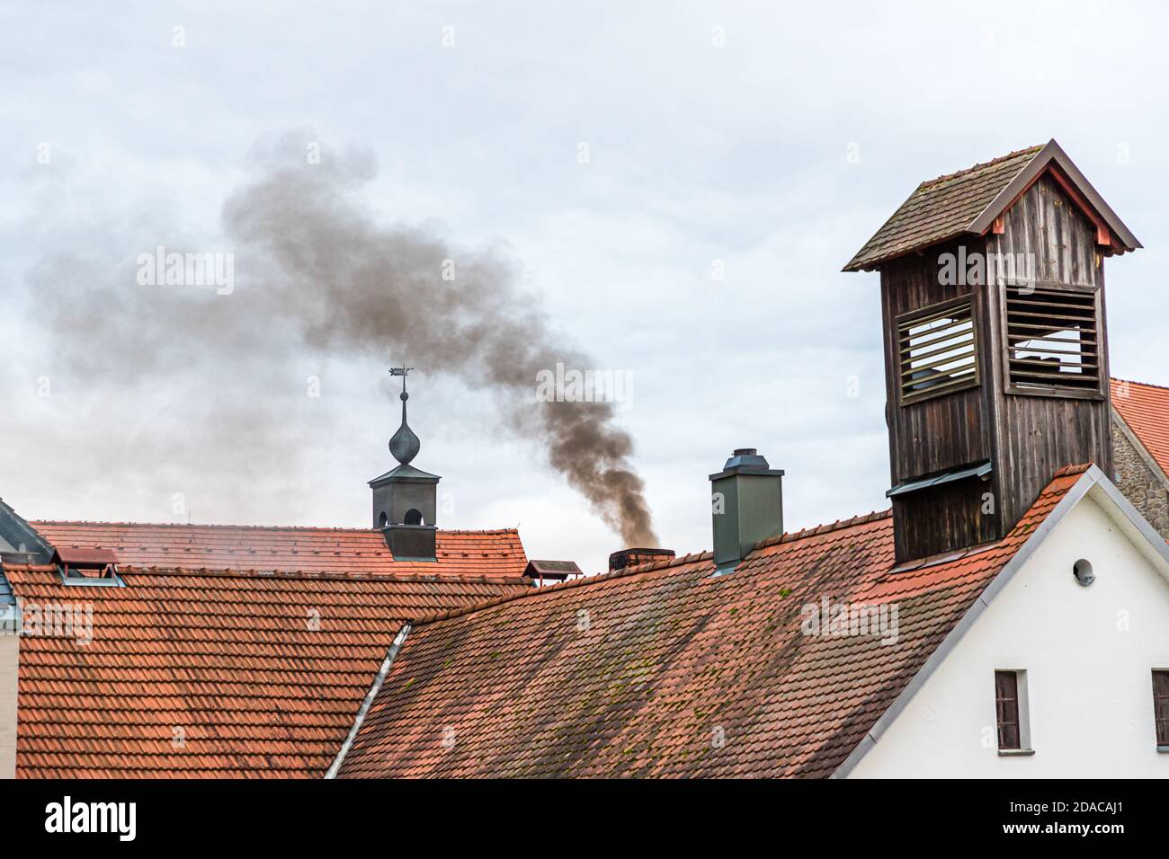 Schwarzer Rauch erhebt sich über der traditionellen Zoigl-Brauerei in Falkenberg Stockfoto