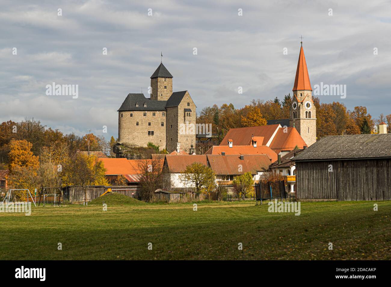 Das Dorf Falkenberg in Bayern mit seiner befestigten Burg Stockfoto
