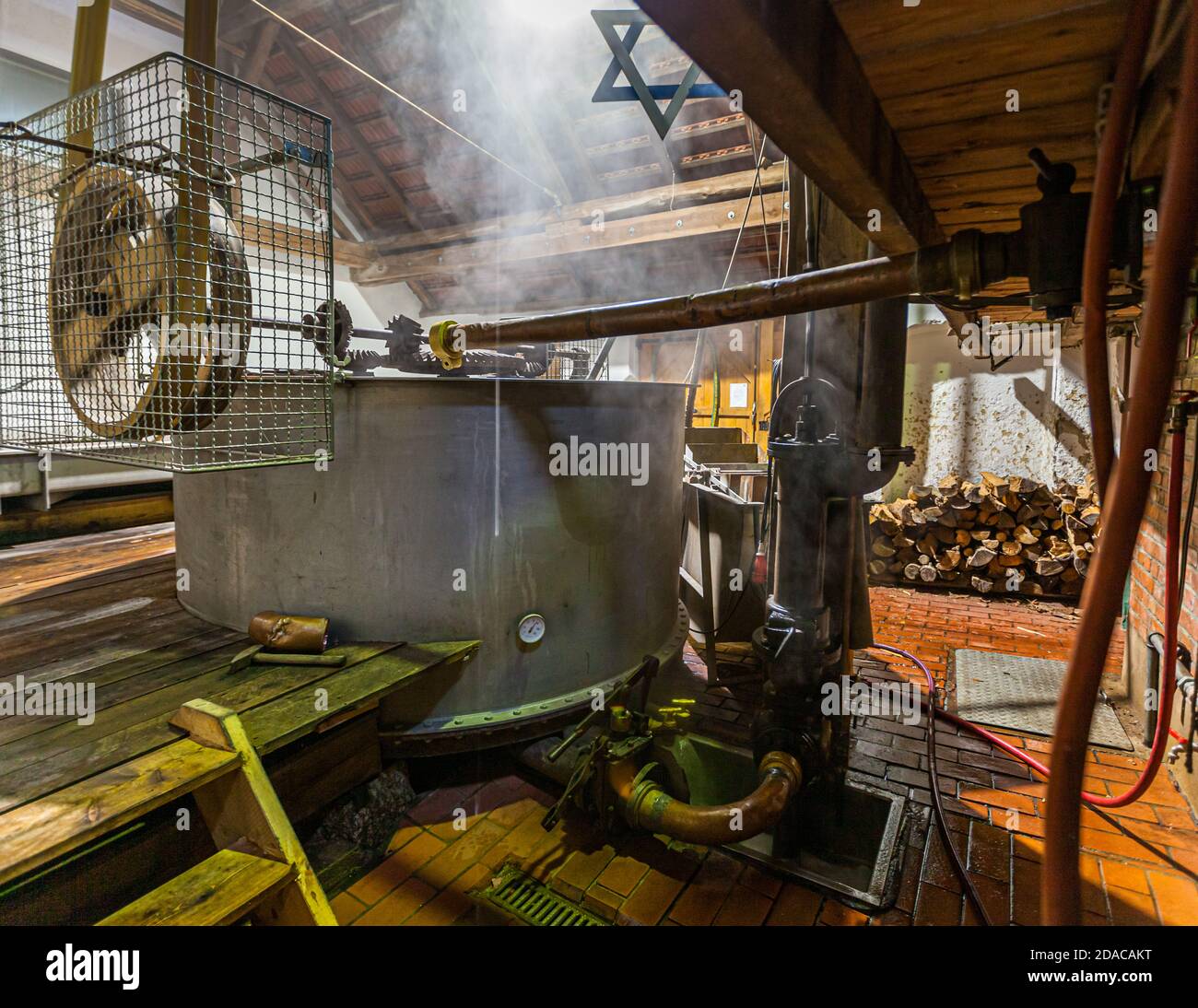 Die Zoigl-Würze fließt aus der Lauterröte in eine Wanne, eingebettet in den Boden, aus der sie in die Brühpfanne gepumpt wird. Traditionelle Zoigl Brauerei in Falkenberg, Deutschland Stockfoto