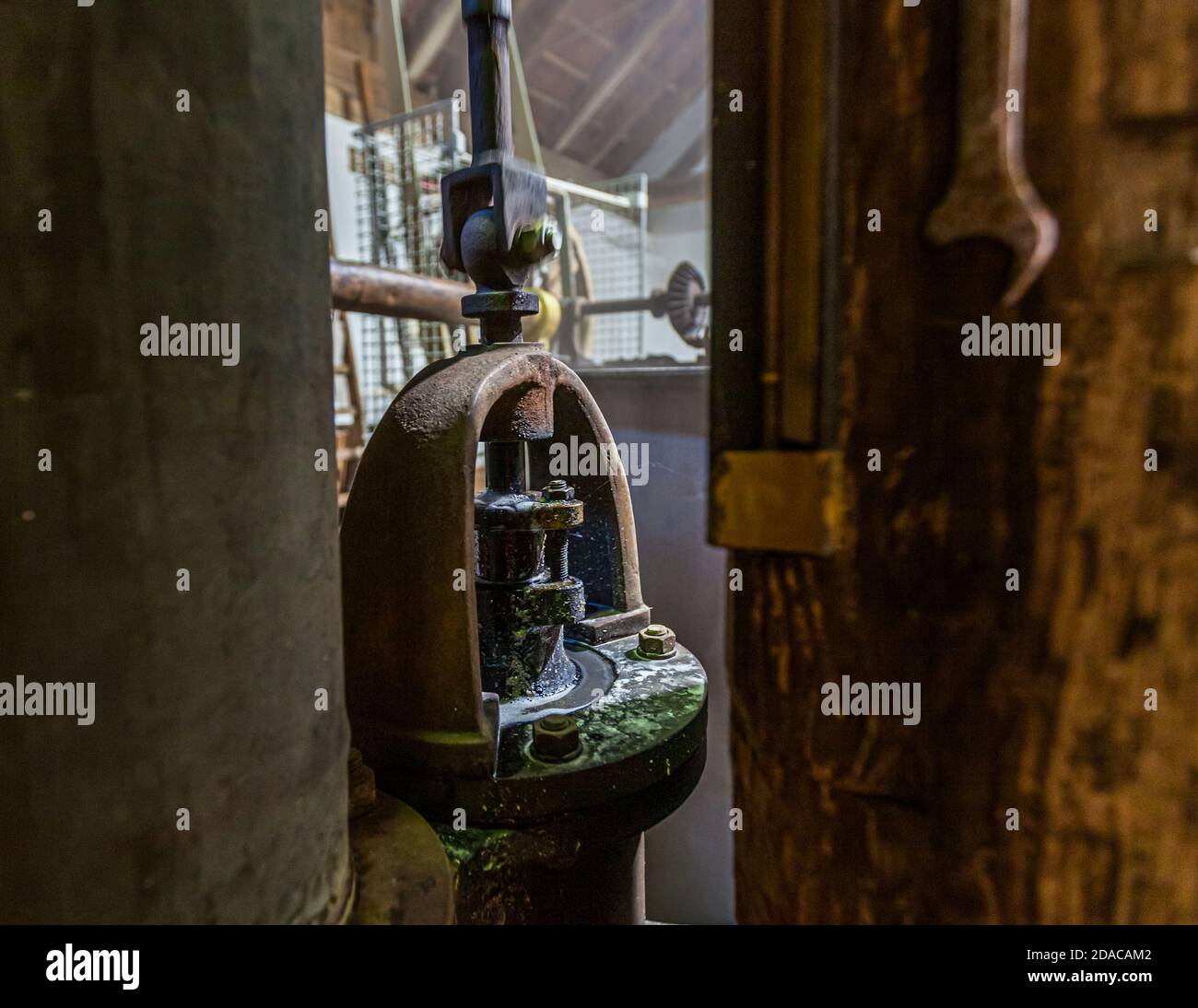 Traditionelle Zoigl Brauerei in Falkenberg, Deutschland. Die Pumpe in der Gemeinschaftsbrauerei arbeitet mit einem zuverlässigen Mechanismus. Es kann noch vom Dorfschmied repariert werden. Stockfoto