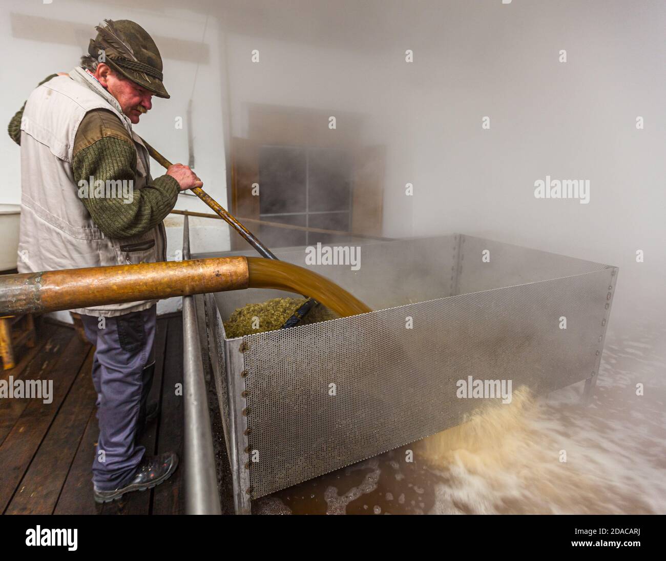 Wenn die ursprüngliche Würze in das Kühlschiff gelangt, wird der Hopfen getrennt. Traditionelle Zoigl Brauerei in Falkenberg, Deutschland Stockfoto